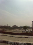 Храмовый комплекс Акшардам в Дели строили 10 тыс. рабочих 7 лет. открыт в 2005 году. Он целиком сооружен из камня: чтобы избежать коррозии, при возведении здания не использовалось железо, и вся отделк