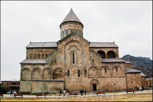 Среди сохранившихся исторических сооружений Светицховели является самым большим в Грузии. Светицховели строили с 1010 по 1029 годы, и таким образом он почти современник Софийского Собора в Новгороде.
