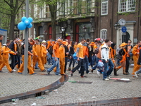 Сама королева в этот день не находится в Амстердаме, она и её семья участвуют в параде в каком то маленьком городке, выбирая каждый год разный!