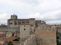 На фото хорошо видно, что стены собора являются части городской стены, общего оборонительного рубежа.