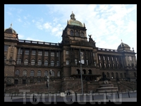 Национальный музей.
Вацлавская площадь, 68, Прага-1
Крупнейший Чешский музей, основанный в 1818 году, находится в здании, построенном в неоренессансном стиле (1885-1890 г.г.) и представляет собой до