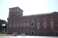 Рим.На площади Венеции два дворца,  один из которых ( на фото) построен в XV веке, в 1455 году,  для  венецианского кардинала  Пьетро  Барбо, будущего  Папы Павла II, а   после 1567 года  во  дворце  
