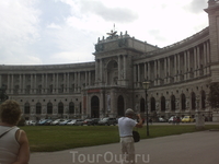 В прошлом дворец Габсбургов, ныне резиденция Президента Австрии