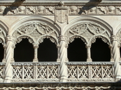 Резной балкон украшен гербами.