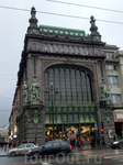 Красивое здание театра комедии на Невском проспекте, построенное в 1904 году для торговой фирмы "Братья Елисеевы".