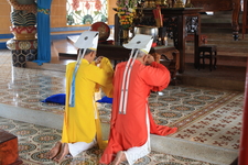 Начало службы. Разные по цвету одежды символизируют представителей трех религий, слившихся в Као Дае: католицизм, даосизм и ислам.