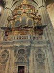 Сначала мы вошли в Новый собор. Входной билет без скидок стоит 4,75 евро.
В соборе два органа. Один из них - произведение Дамиана Луиса (1568 год).