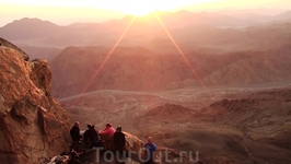 Солнце встаёт всё выше и всё отчётливей вырисовывается панорама синайских гор.