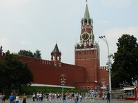 Спасская (Фроловская) башня - построена в 1491 году Пьетро Антонио Солари. Ворота  башни являются парадным въездом в Кремль. Спасской названа потому, что над входом помещались иконы Спаса (одна икона 
