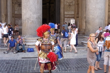 Рим.Гладиаторы перед  Пантеоном  зазывают туристов сфотографироваться на память,за еврики,разумеется!