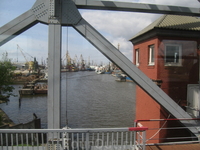 Река Преголя, вид с моста на краны и корабли у причалов.