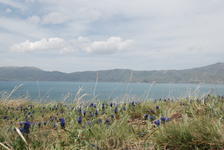 Вид на озеро Севан и горы