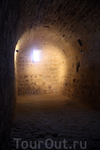 В подвале замка, который разделен на 3 равные помещения, соединенные арочными проемами, был организован склад. 