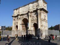 На P.Colosseo сохранилась великолепно декорированная триумфальная арка Константина (Arco di Costantino). Это единственная арка в Риме, которую установили в честь победы не в войне с внешним врагом, а 
