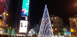 Plaza de Callao со своей пирамидальной елкой и огоньками на прилегающих улицах.