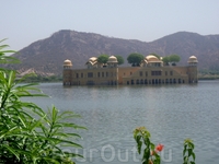 В окрестностях Джайпура дворец на воде -  Джал-Махал – жертва, принесенная во имя спасения от голода тысяч людей: -построенная плотина создала озеро вокруг ...