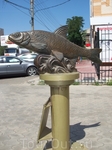 Скульптура"Вобла-Кормилица".Установлена в честь небольшой рыбки,которая спасла во время Великой Отечественной Войны от голода тысячи людей.