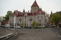 Площадь Вьё-Пор. Отель Château d'Ouchy расположен в отреставрированном средневековом замке.