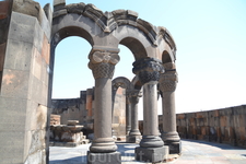 В 10 километрах к западу от Еревана, на трассе, ведущей из Еревана в Эчмиадзин (Вагаршапат) стоят руины храма Звартноц, представляющего собой превосходный пример армянской архитектуры раннесредневеков