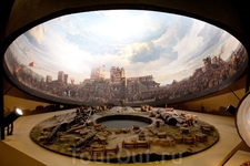 Макет музея-панорамы 1453 года. В центре - площадка, на которой находятся туристы. Ещё в музее слышны звуки выстрелов, гул людских голосов и музыка