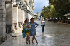 Самая дорогая улица Керкиры, копия одной из улиц Парижа.
В старые времена по ней разрешалось гулять только знатным горожанам.