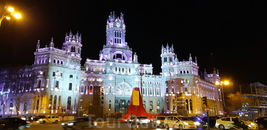 А находился он в здании мэрии Мадрида, El Palacio de Cibeles, подсвеченном и укашенном к празднику.
