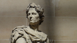 Рядом стоят две скульптуры Цезарь и Ганибал. Забавно проявляется портретное сходство скульптуры Цезаря и Алена Делона в роли Цезаря в фильме про Астерикса ...