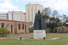 Во внутреннем дворе крепости стоит статуя Гонсалеса Овеидо- командира крепости