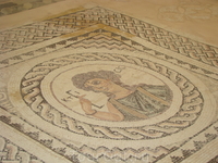 Вилла Эвстолия, город-государство Курион, мозаика на полу одного из мноочисленных помещений. Изображена Ктисис - покровительница строителей, держит в руках ...