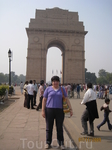 Я на фоне ворот Индии в Дели. которые стоят на королевской дороге