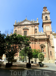 На la Plaza de san Vicente Ferrer находится красивая церковь XVIII века La iglesia de Santo Tomás y San Felipe Neri. Начало ее строительства датируется ...