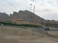 Купальни на горячих источниках в  Аль-Айне. На заднем плане горы. Горы старые, разрушаются. Камень возят в Дубай и Абу Даби для отсыпки набережных и искусственных ...