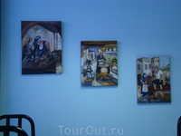 Картины, украшающие стены столовой отеля.