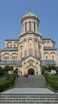 Цминда Самеба (или Храм Святой Троицы) в Тбилиси. Главный собор Грузинской православной церкви. Несмотря на то, что относительно всего увиденного до этого, данный собор является новоделом, внутри все 