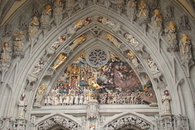 Над главным входом в собор Берна располагается одна из самых полных в Европе коллекций позднеготических скульптур. На первом архивольте изображен Иисус ...