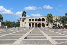 Алькасар-де-Колон- дом -музей, построенный сыном Кристофора Колумба-Диего Колумбом. Который был первым вице-королем острова