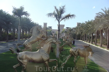 Позолоченные кони при въезде в резиденцию шейха Дубая