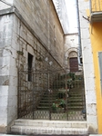 Ворота в церковь. Вид с одной из улочек позади церкви