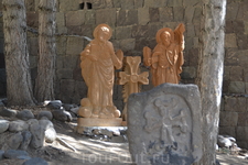 Гехард – один из древнейших монастырей Армении. Его сооружения частично вырезаны в скале. Внутри главного храма очень темно: освещением служит лишь узкое отверстие в куполе и свечи. Основной объём хра