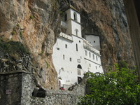 Высокогорный монастырь Острог, вырублен прямо в скале.