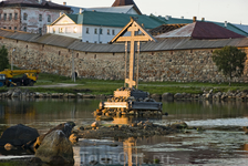 Крест, встречающий и провожающий паломников в бухте Благополучия восстановлен в 2004 году.