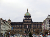 Национальный музей----(Витезнего унора)- доминанта Вацлавской площади. Монументальное здание в стиле неоренессанса, построенное в 1885—1890 гг. арх. Й. Шульцем, с самого начала предназначалось для кол