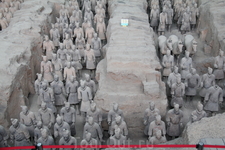 Комплекс гробницы императора Цинь Шихуана - первого императора династии Цинь - сооружен у подножия горы Лишань более чем в 20 км от г. Сианя в провинции Шэньси. Гробница строилась для &quotимператора,
