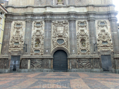 Строительство церкви было завершено в 1704 году. Ее фасад в стиле чурригуреско, напоминающий о лучших образцах этого стиля, рожденного в Саламанке, просто ...