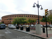 По соседству с Площадью Портильо находится другая площадь - Plaza de Toros de Misericordia с сооружением понятного назначения - ареной для корриды. Странное ...