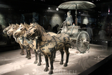 В одном склепе обнаружены две бронзовые колесницы с конской упряжью. По мнению археологов, они являются точной копией дворцовых колесниц императора Цинь Шихуана. 

Найдены два захоронения, в которых