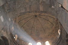Храм Сурб Рипсиме построен в 618 году. Это стройное и величественное сооружение. Внутри церковь имеет форму прямоугольника в который вписан крест, образуемый ...