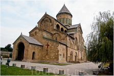 Светицховели ( животворящий столб) — кафедральный патриарший храм Грузинской православной церкви в Мцхете, который на протяжении тысячелетия являлся главным собором всей Грузии. Числится среди памятни