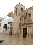 Старейшая церковь города, базилика Санта Мария, находится недалеко от площади консистории.