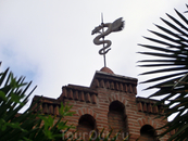Забавный флюгер в виде дракона - один из декоративных элементов дворца Ларедо.